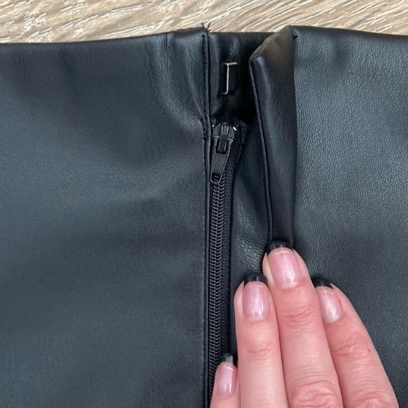 ZARA / 2010 / 203 / 800 Black
Topstitched Hi Waist Faux Leather Skirt - Picture 5 of 6
